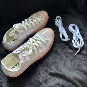Gently used Size 7 (W) 5 (M) Converse sneakers